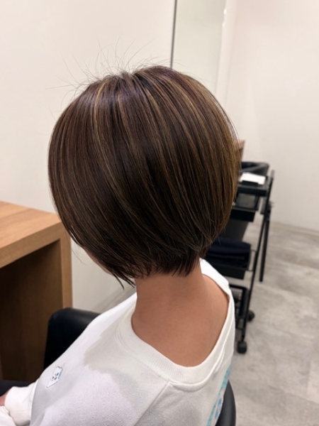 丸みショートボブ　×　ナチュラルハイライト